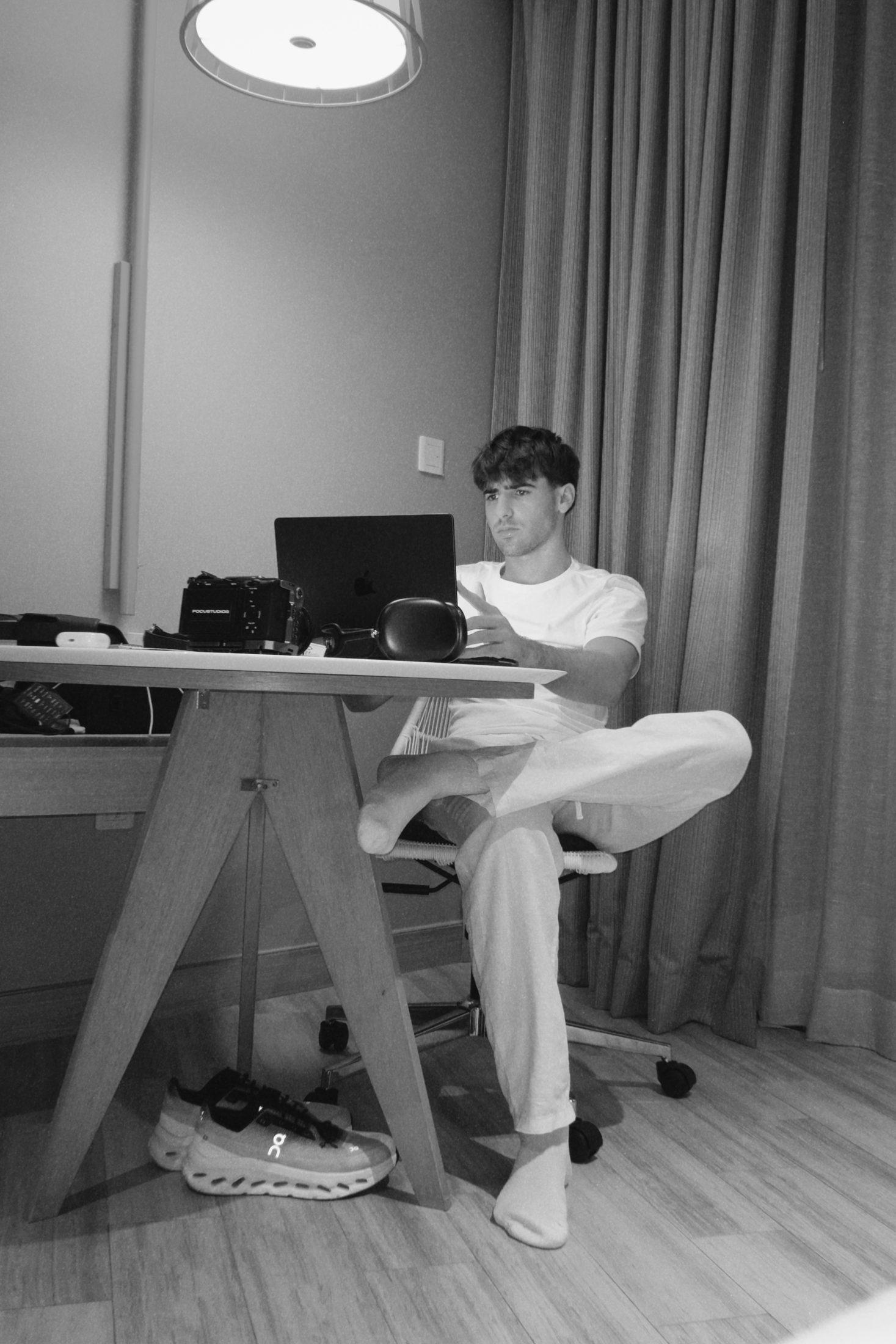 Fundador de Elevation Studio editando contenido en su portátil, en blanco y negro