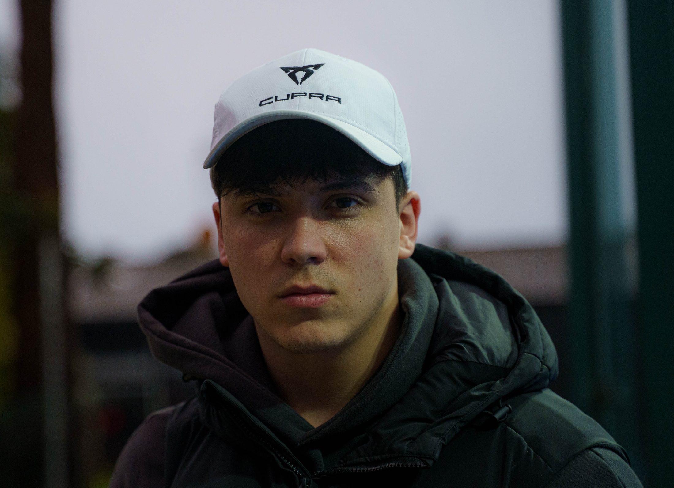 Retrato de uno de los fundadores de Elevation Studio con gorra blanca
