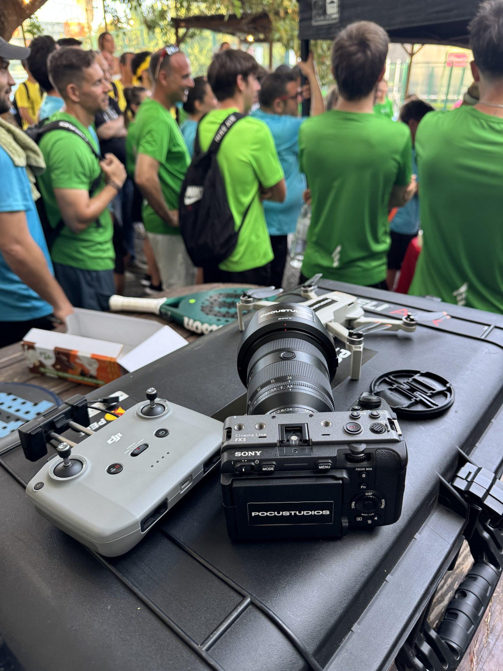 Cámara Sony FX3 y drone preparados durante la cobertura de un torneo de pádel